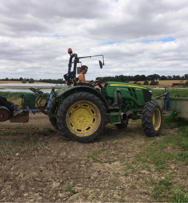 Travail de la terre en angriculture raisonnée à Bazainville - Yvelines (78)